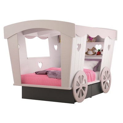 Cama infantil em formato de carruagem rosa e cinza com rodas decorativas e corações recortados