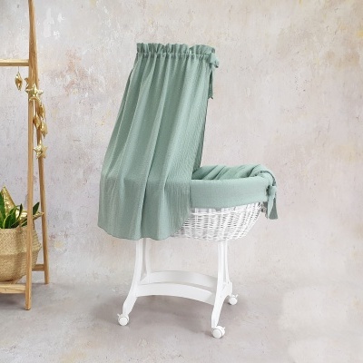 Berço de bebé branco com revestimento verde-água em interior