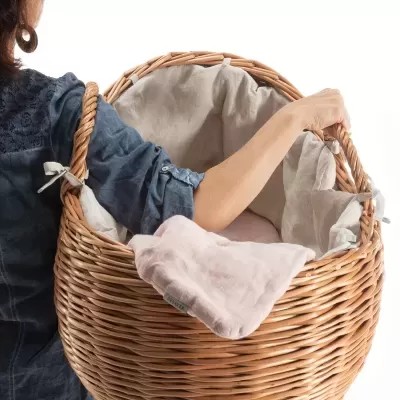 Cesto de vime com forro de tecido e pano rosa claro