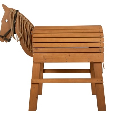 Banco infantil em madeira com formato de cavalo e cabeça de tecido castanho claro