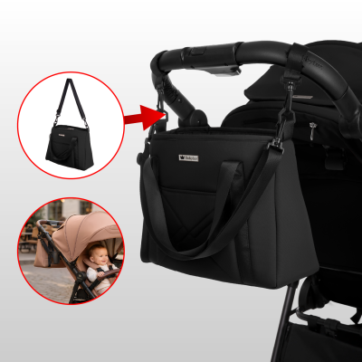 Saco preto BabyLux pendurado num carrinho de bebé preto.
