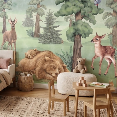 Quarto infantil com mobiliário em madeira clara e papel de parede com desenho de ursos e veados em floresta