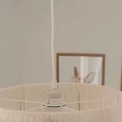 Luminária pendente branca com cúpula cilíndrica em material tecido