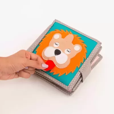 Livro macio infantil com desenho de leão colorido em tecido