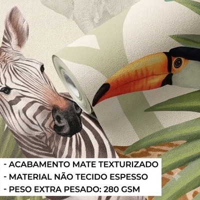 Papel de parede texturizado com desenhos de zebra e tucano em fundo de folhas verdes