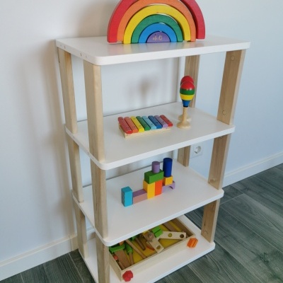 Estante com brinquedos de madeira coloridos numa sala