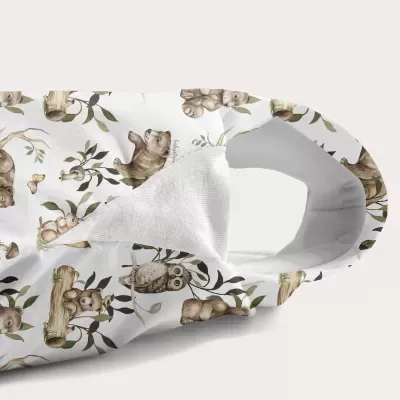 Máscara de tecido branco com padrão de animais da floresta em tons castanhos e verdes