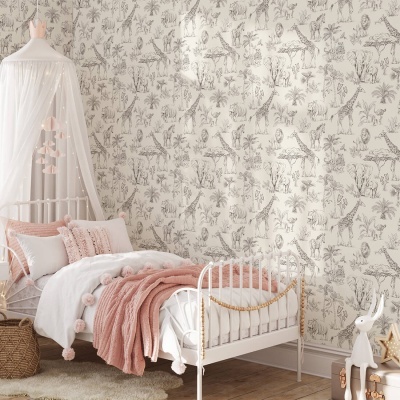 Quarto infantil com cama metálica branca, roupa de cama branca e rosa, mosquiteiro, papel de parede com desenhos naturais em preto e branco.