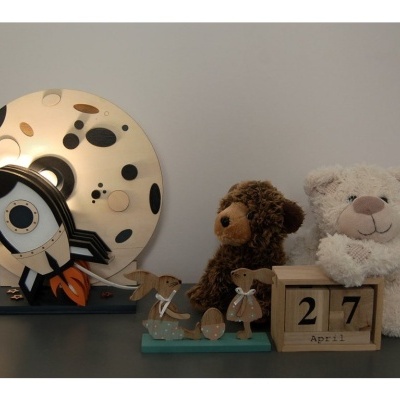 Relógio decorativo metálico com foguete, ursos de pelúcia, calendário de madeira a 27 Abril e figura de patinhos em madeira