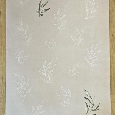 Tapete bege claro com desenhos de folhas verdes e brancas