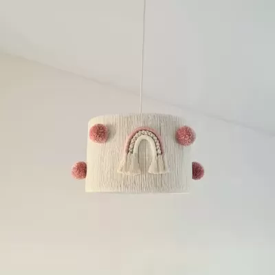 Luminária de teto branca com pompons rosa e arco-íris em macramê suspensa no teto