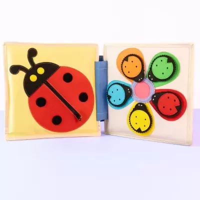 Livro de pano com joaninha e flor colorida para crianças