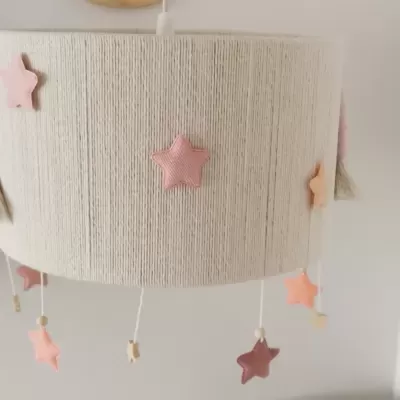 Candeeiro de tecto branco com estrelas penduradas cor-de-rosa e castanho