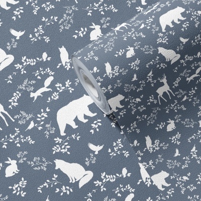 Papel de parede azul com padrão branco de animais e plantas.