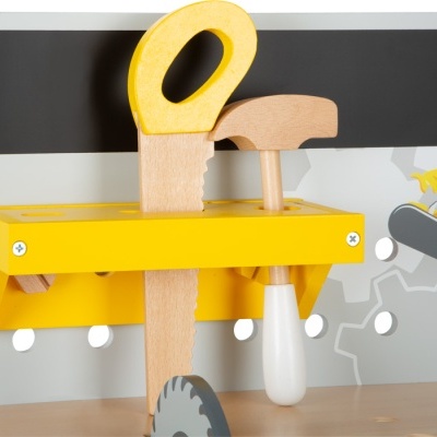 Ferramentas de brinquedo de madeira com suporte amarelo e fundo decorativo com engrenagem.