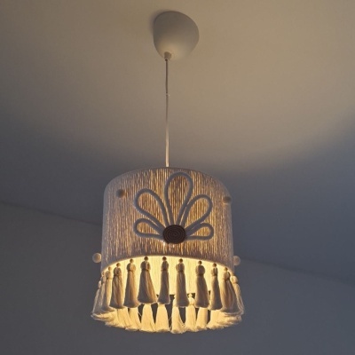 Candeeiro de teto branco com padrão floral e franjas