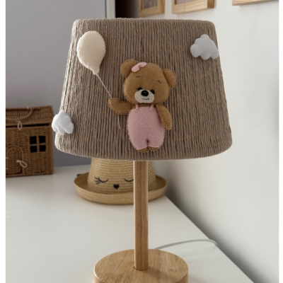 Abajur decorativo com ursinho e nuvens em tecido