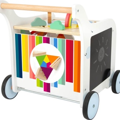 Carrinho de madeira infantil colorido com rodas e quadro negro lateral