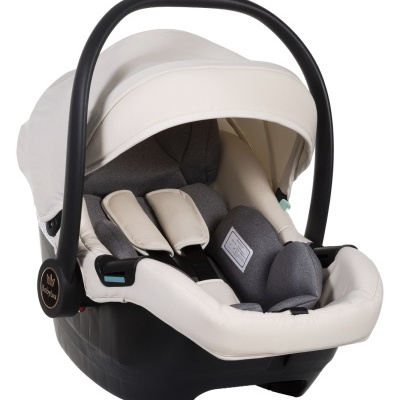 Cadeira auto para bebé bege e cinzento com estrutura preta e alças de segurança acolchoadas