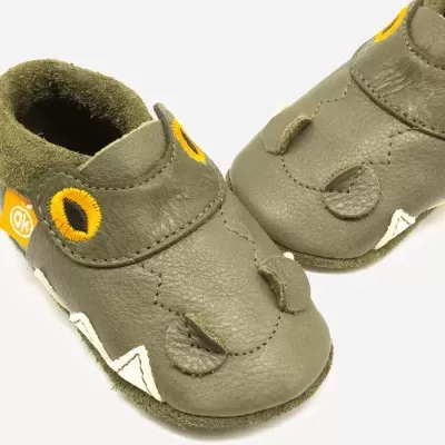 Sapatinhos de bebé verdes com detalhes bordados amarelo e preto e etiqueta laranja OK