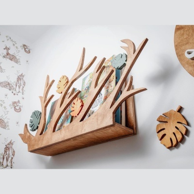 Estante de parede em madeira com design de galhos e folhas coloridas