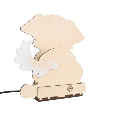 Produto em madeira clara com forma de cão com asa branca e cabo preto