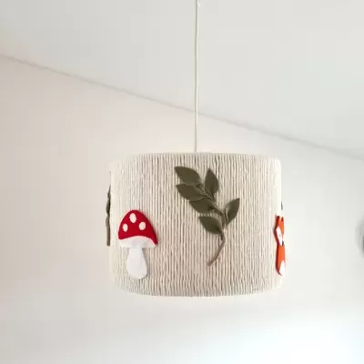 Candeeiro de tecto em tecido cru com decorações de feltro de cogumelo, folhas e raposa