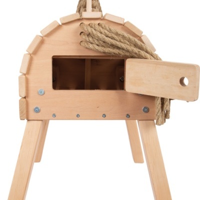 Forno de madeira com pernas e corda enrolada