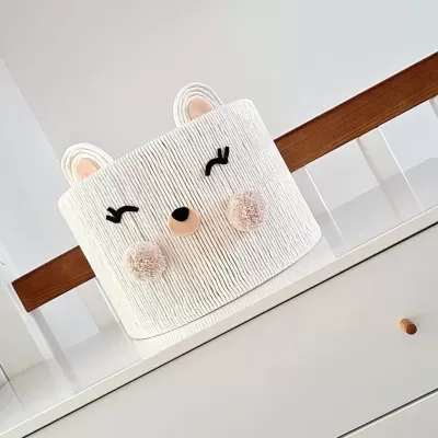 Cesto branco de tecido com rosto de animal e orelhas