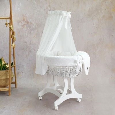 Berço de bebé branco com dossel em tecido e estrutura de madeira com rodas