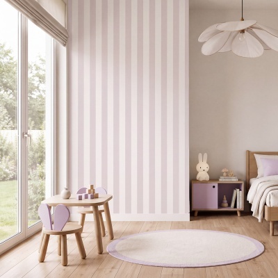 Quarto infantil com mobiliário e decoração em tons lilás e madeira clara