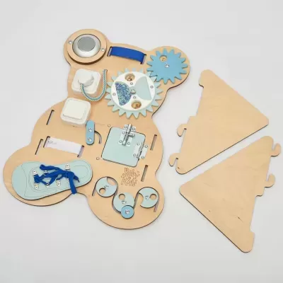 Tabuleiro de atividades infantil em madeira e azul com peças desmontadas