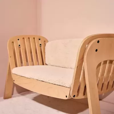 Recamier em madeira clara com estofos brancos peludos