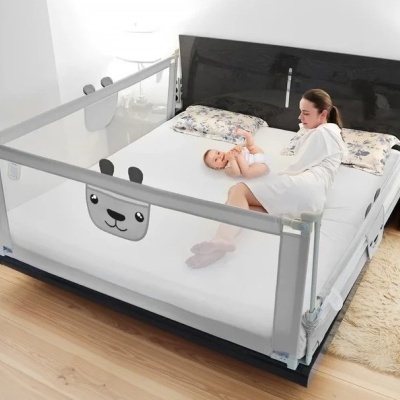Barreira de cama branca com desenho de cara de coelho numa cama grande com cabeceira preta