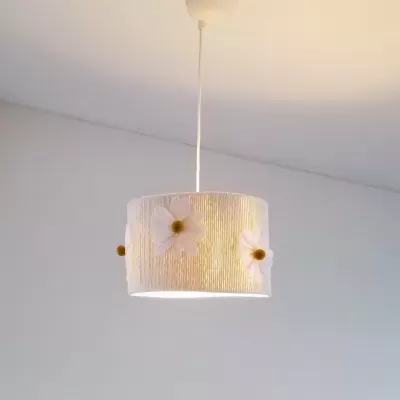 Candeeiro de teto com cúpula branca decorada com flores em relevo