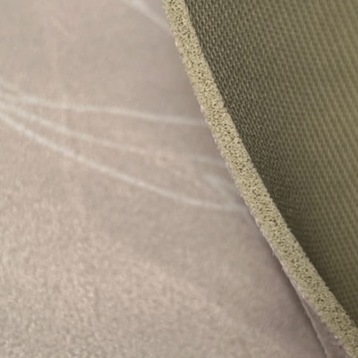 material sintético castanho claro com borda bege e linhas brancas