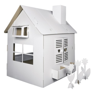 Casa de brincar em cartão branco com janelas e flores decorativas