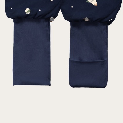 Detalhe da parte inferior de calças infantis azuis com estampado espacial