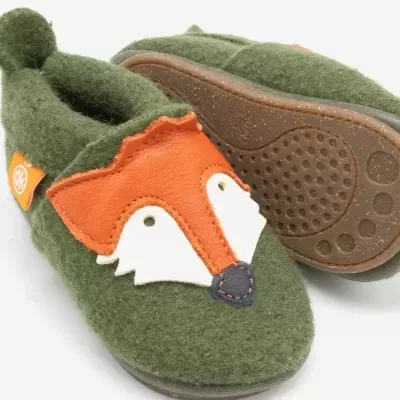 Pantufas infantis verdes com sola castanha e aplique de raposa em pele.