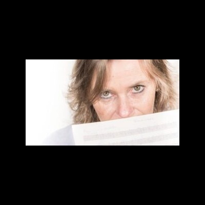 Pessoa segurando folha de pauta musical