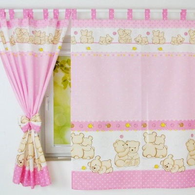 Cortina rosa com desenhos de ursinhos claros numa janela