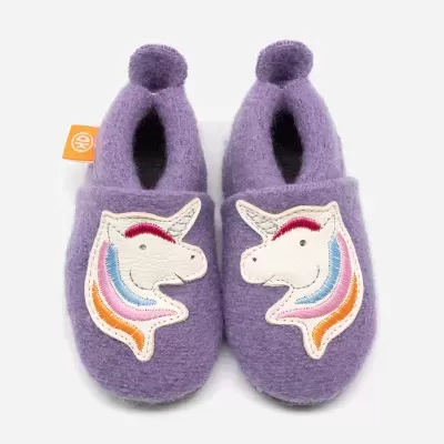 Pantufas lilás com aplicação de unicórnio bordado colorido