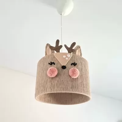 Candeeiro de teto infantil tecido bege com decoração de veado e pompons cor-de-rosa
