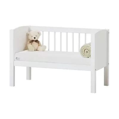 Cama infantil branca com ursinho e manta