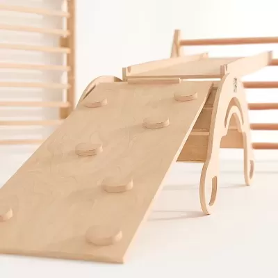 Rampa de madeira clara com apoios redondos e estrutura com laterais curvadas