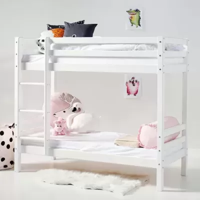 Beliche branco com colchões, almofadas e peluches em quarto infantil
