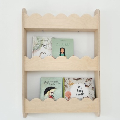 Estante de parede em madeira clara com livros infantis coloridos