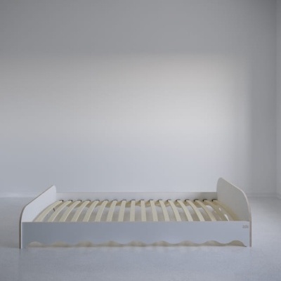 Cama de madeira branca com ripas em ambiente minimalista