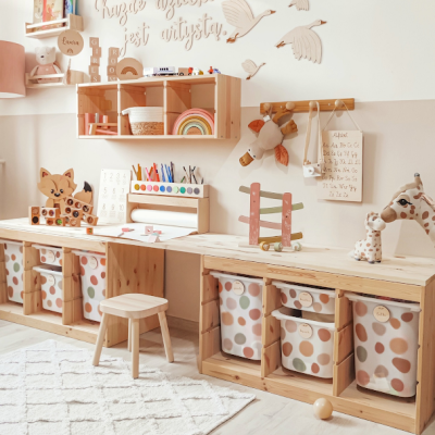 quarto infantil com móveis de madeira clara e decoração de parede com pássaros e texto