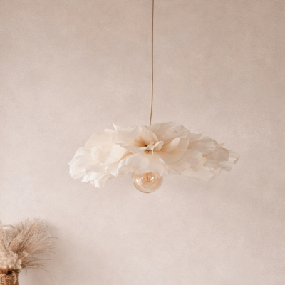 Candeeiro pendente com cúpula de tecido branco em forma de pétalas